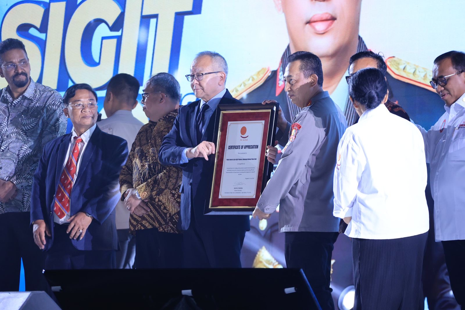 Kapolri Terima Penghargaan Dari Organisasi Buruh Dunia